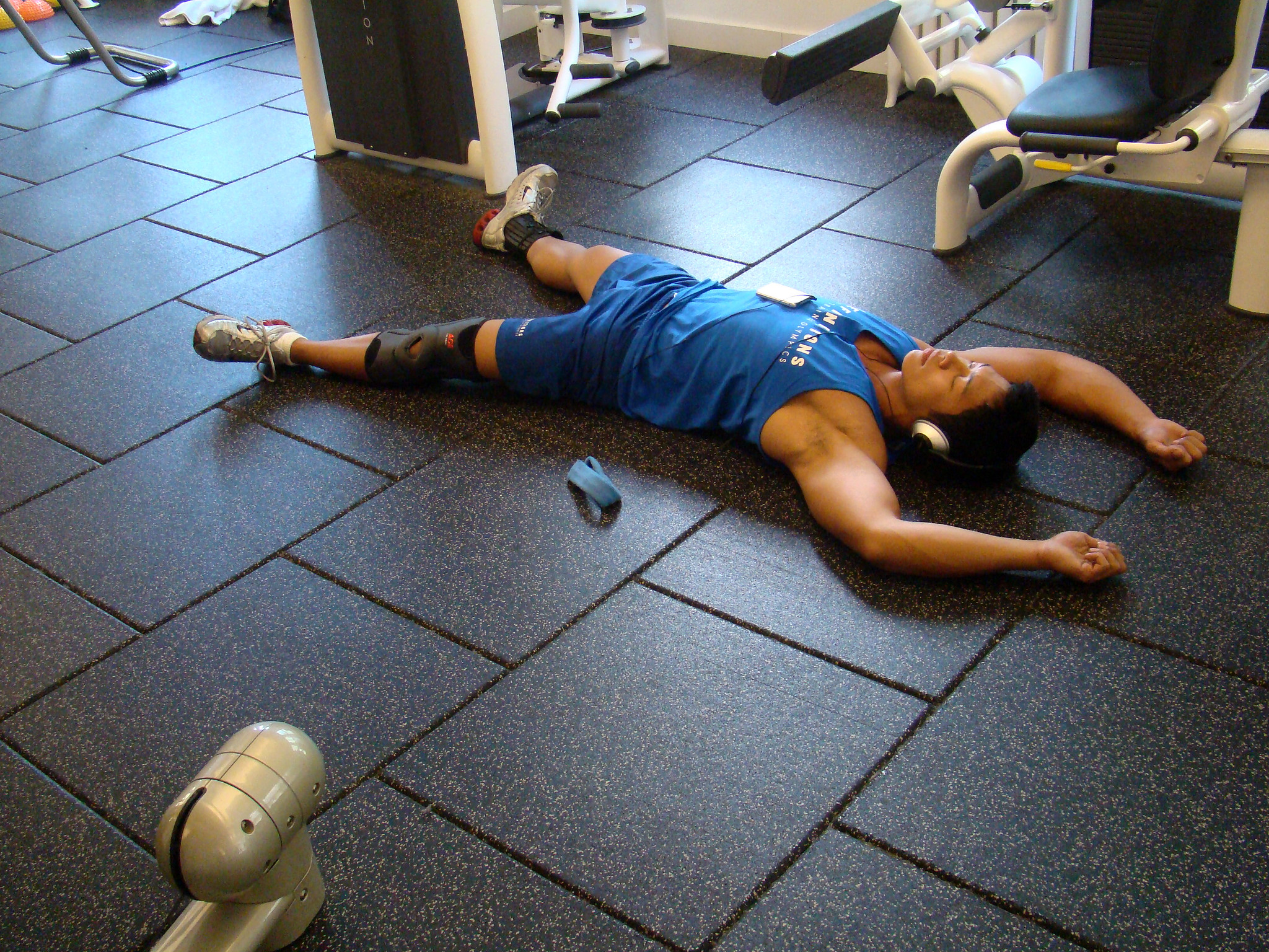 Устает тело. Уставший после тренировки. Смерть в спортзале. Усталость от тренировок.