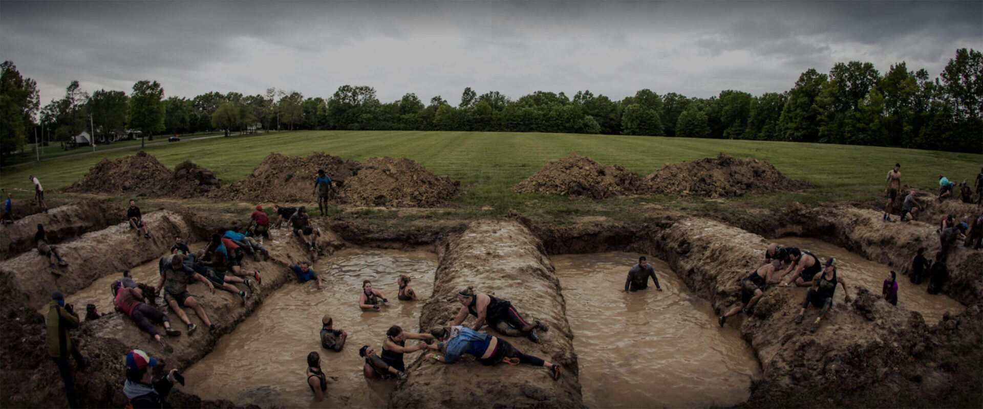 Mudder working with each other to conquer Mud Mile